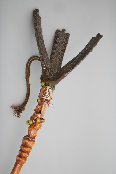  Iv.  Luba (porte flèche), d`afrique : Rép.démoncratique du Congo., statuette  Iv.  Luba (porte flèche), masque ancien africain  Iv.  Luba (porte flèche), art du Rép.démoncratique du Congo. - Art Africain, collection privées Belgique. Statue africaine de la tribu des  Iv.  Luba (porte flèche), provenant du Rép.démoncratique du Congo., 950.Porte flèche en bois 30cm h.,le corps en ivoire 35cm.et la pointe en fer 50cm. Très belle sculpture;et très rare.La sculpture représente une femme ,la bouche ouverte,les mains posés sur l